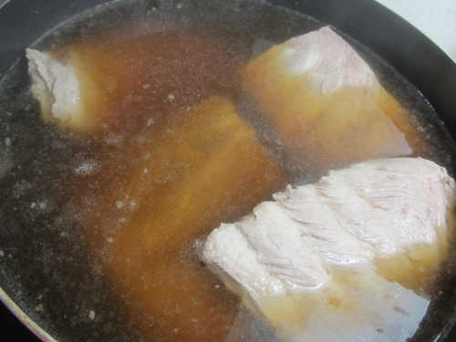 10.5Qt non-stick stockpot is light in weight.  For a big pot of soup, you don't need to worry about the heaviness of a cast iron pot.