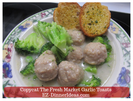 Crunchy garlic toasts served with soup Crunchy garlic toasts served with soup