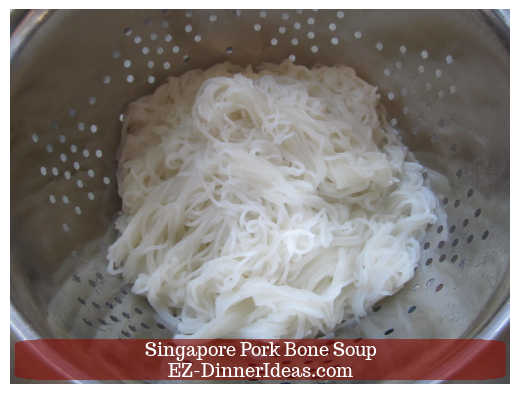Cooked and rinsed rice noodles Cooked and rinsed rice noodles